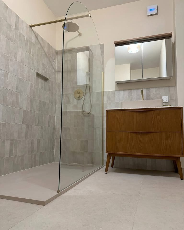 Douche à l'italienne et meuble vasque bois