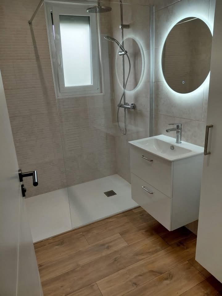 Douche à l'italienne et miroir lumineux