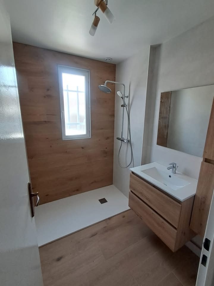 Douche à l'italienne, mur effet bois