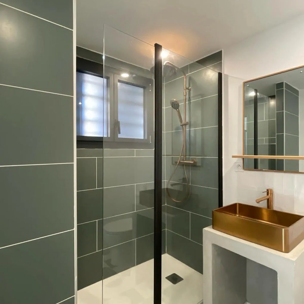 Salle de bain carrelage vert et vasque cuivre