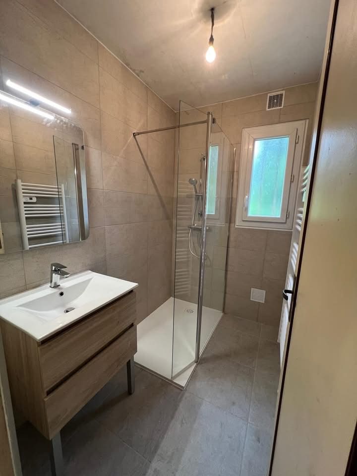 Douche avec paroi vitrée