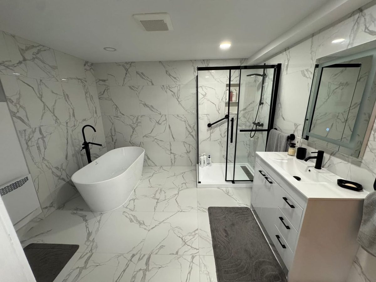 Salle de bain effet marbre, baignoire îlot