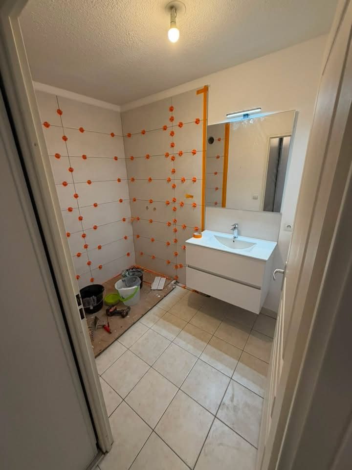 Salle de bain en cours : pose de la faïence