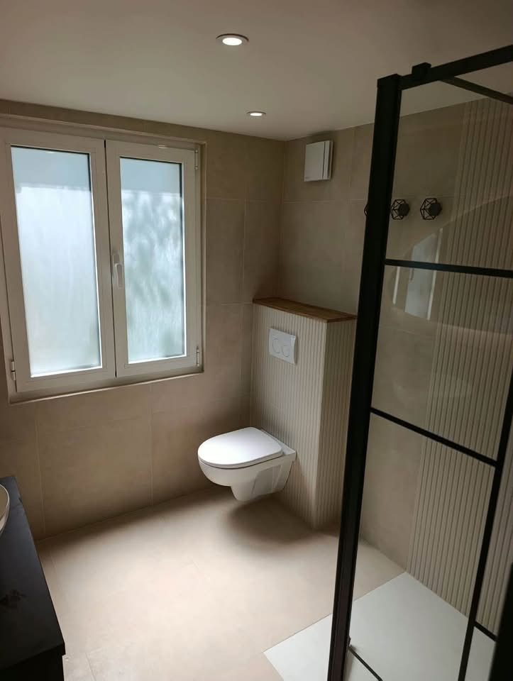 WC suspendu et douche